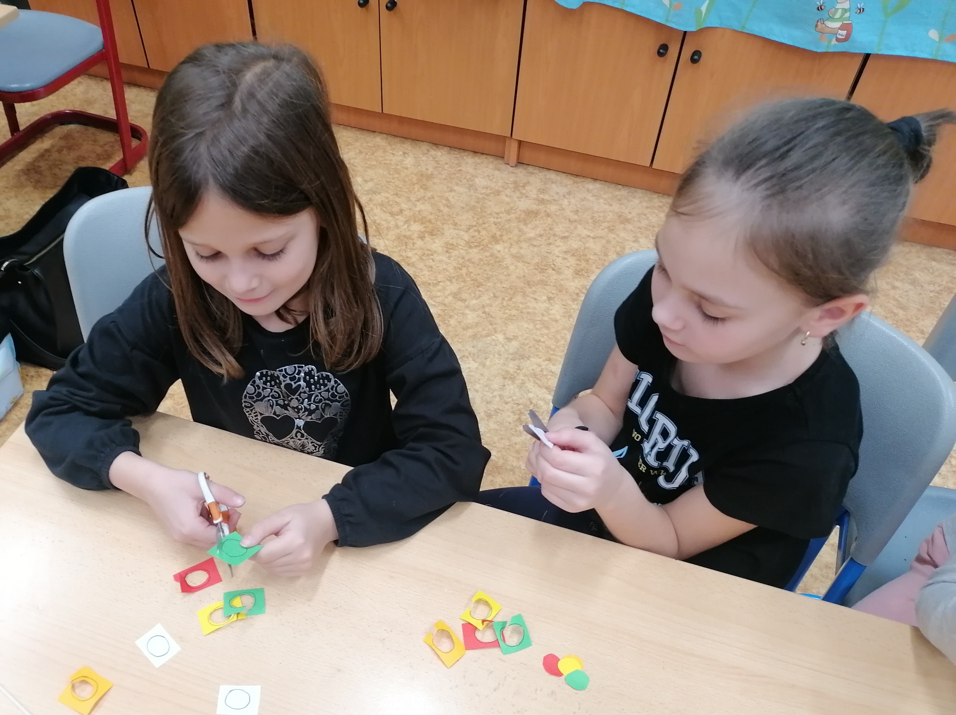 Ozdoby na špejli stříhal každý sám