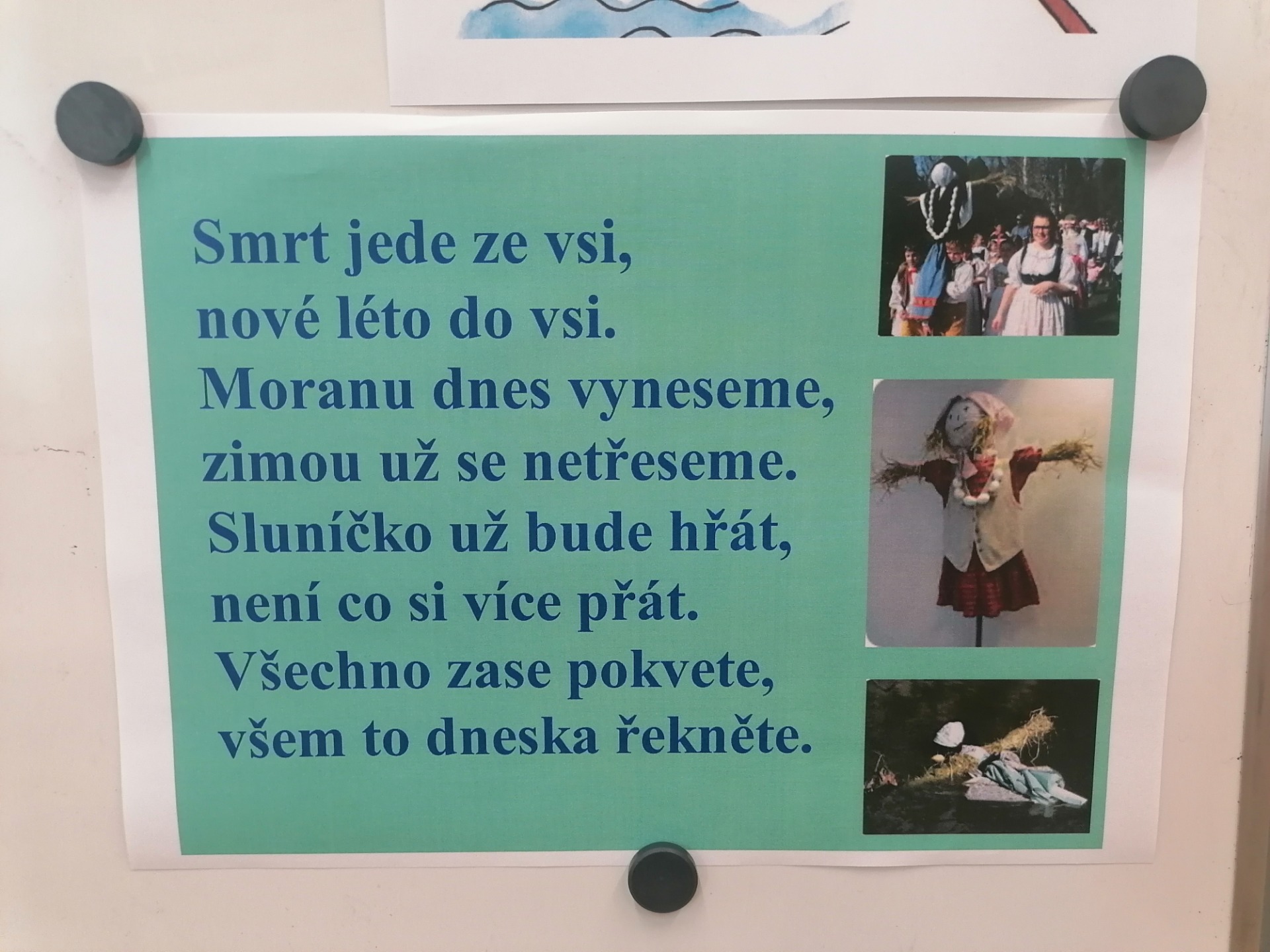 A doprovází ji písničky