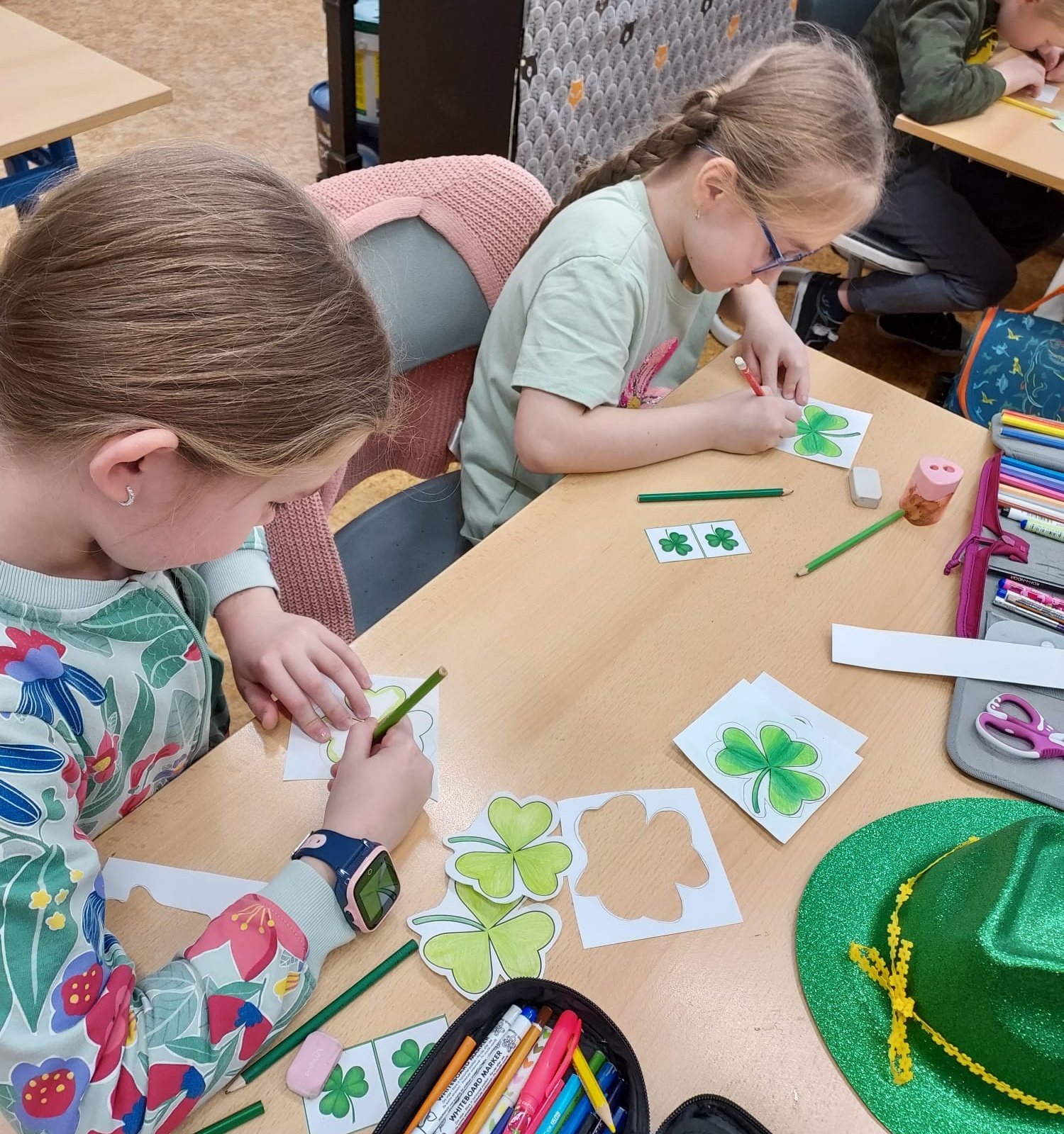 Holčičky si vyrábí trojlístkový věneček