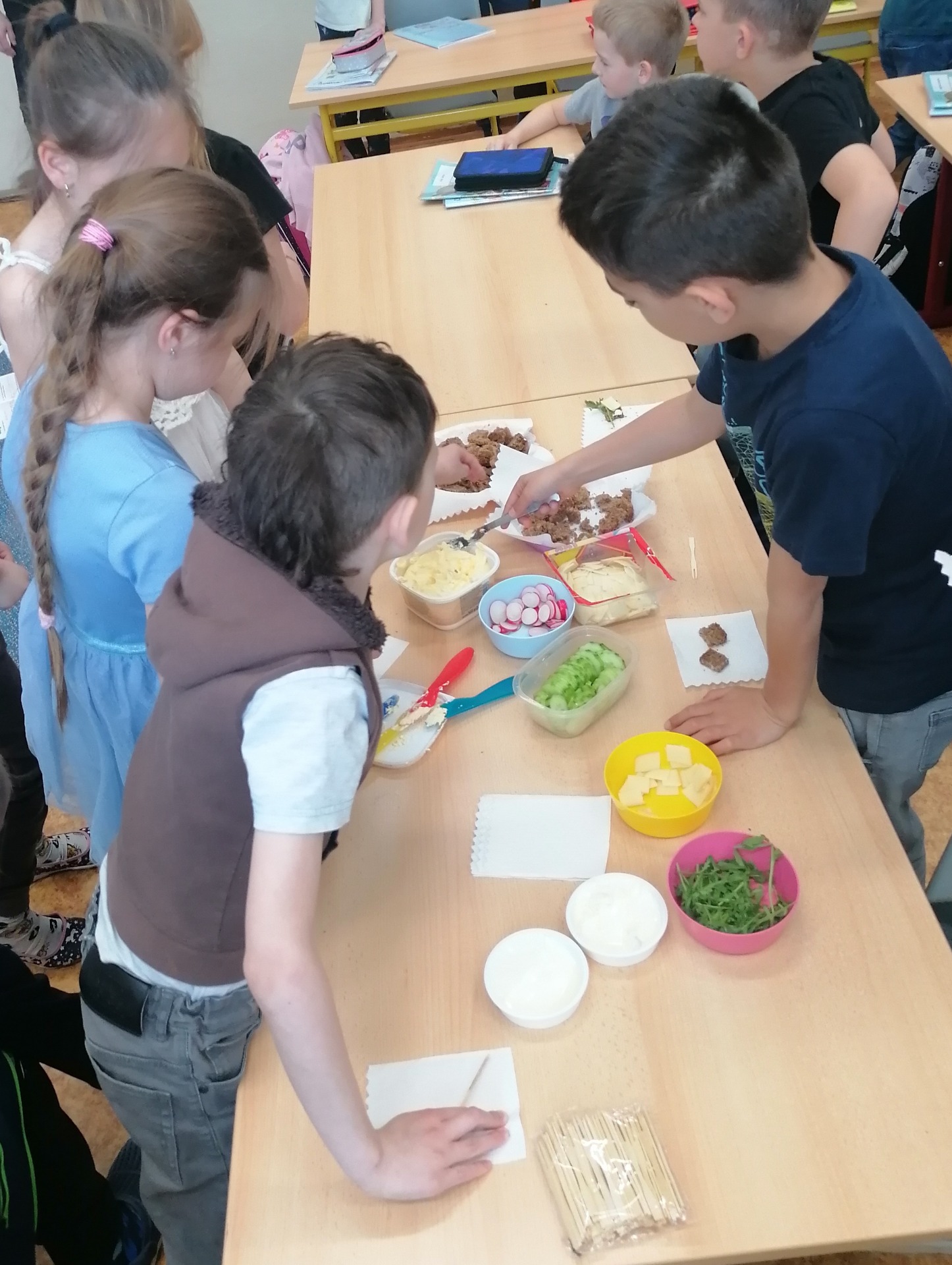 Kuchaři připravují obložené chlebíčky na dánský způsob