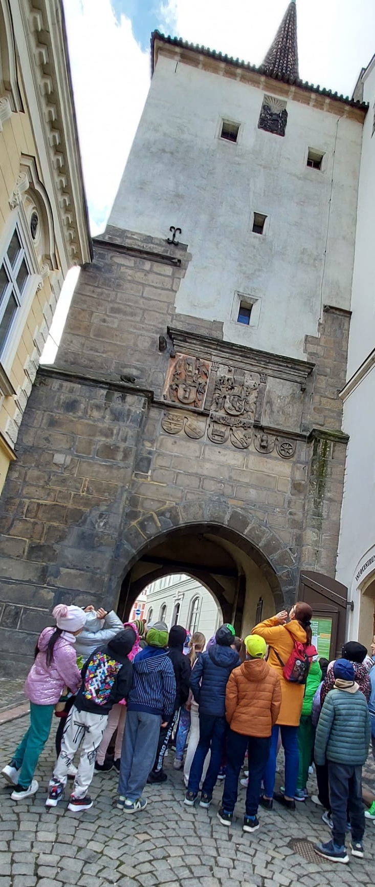 Brána se večer zavírala, na strážné se muselo zavolat:-)