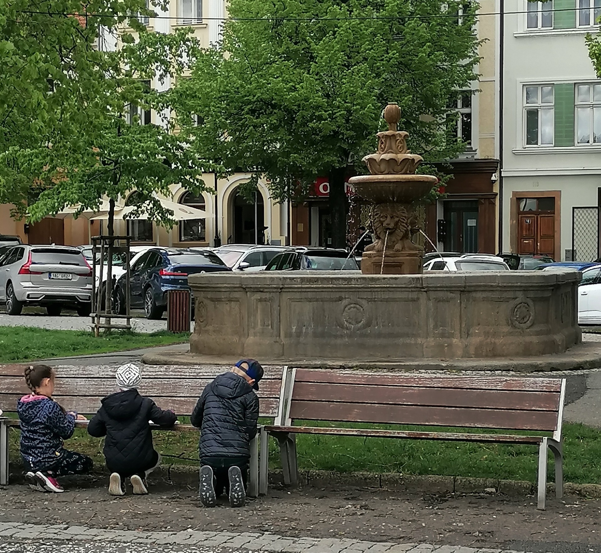 Mistři zachycující historickou kašnu