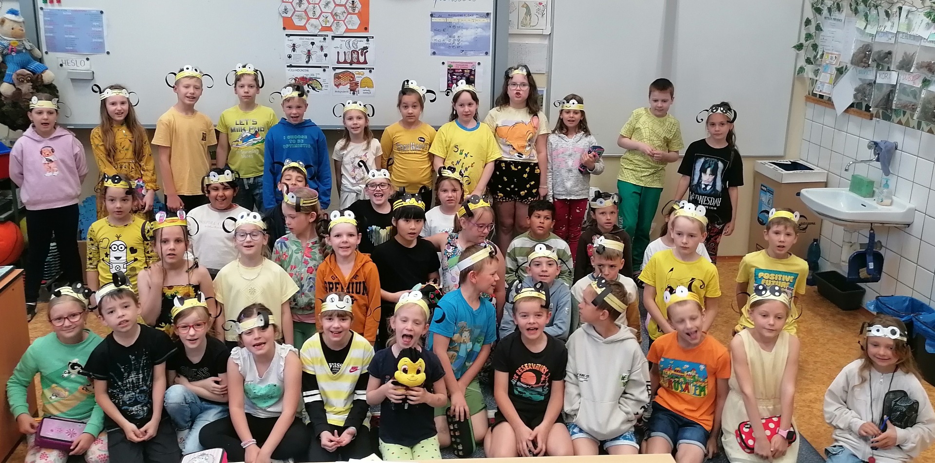 Včelkové čelenky si pořídili všichni