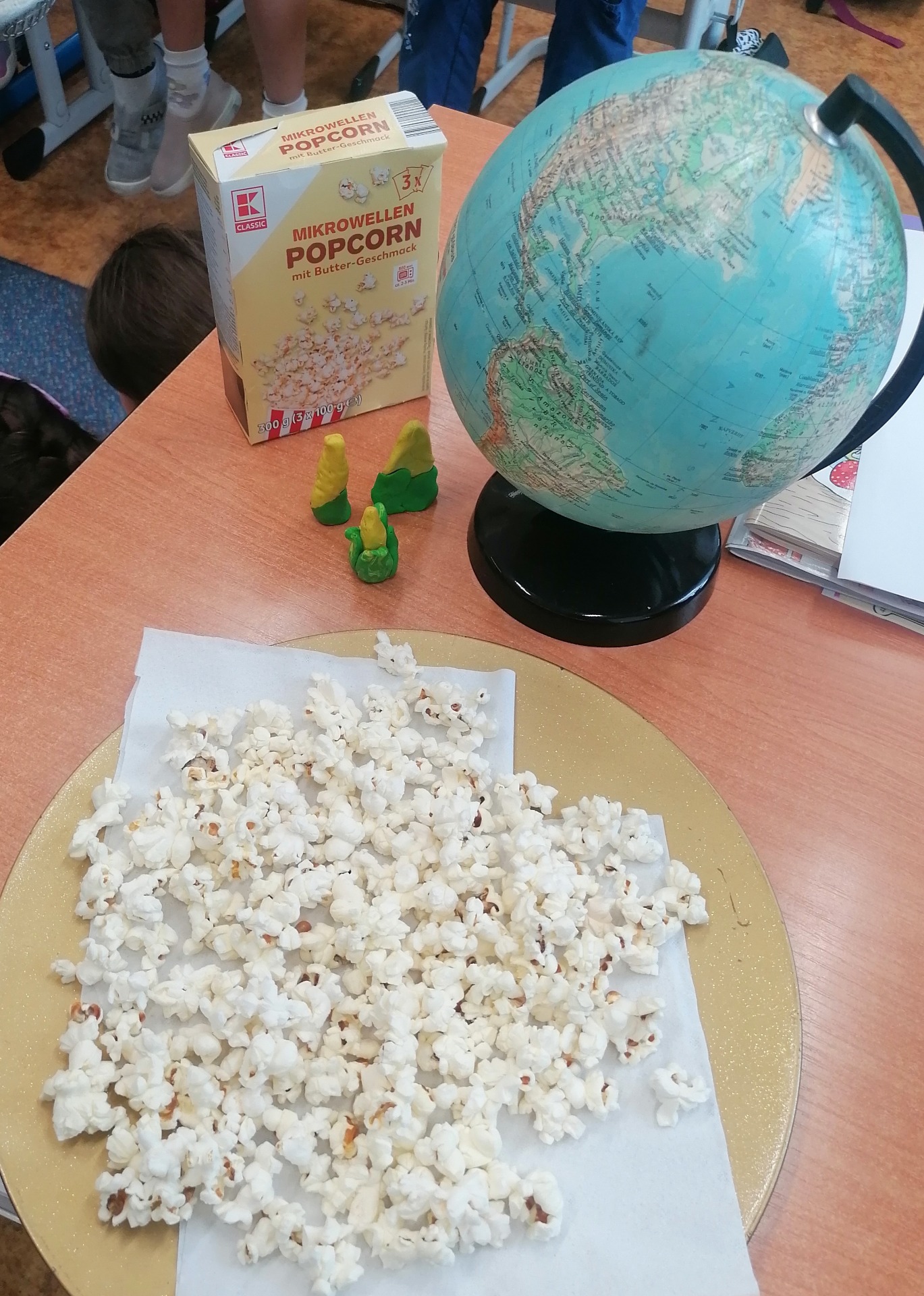 Globus, cestování prstem :-) a popcorn