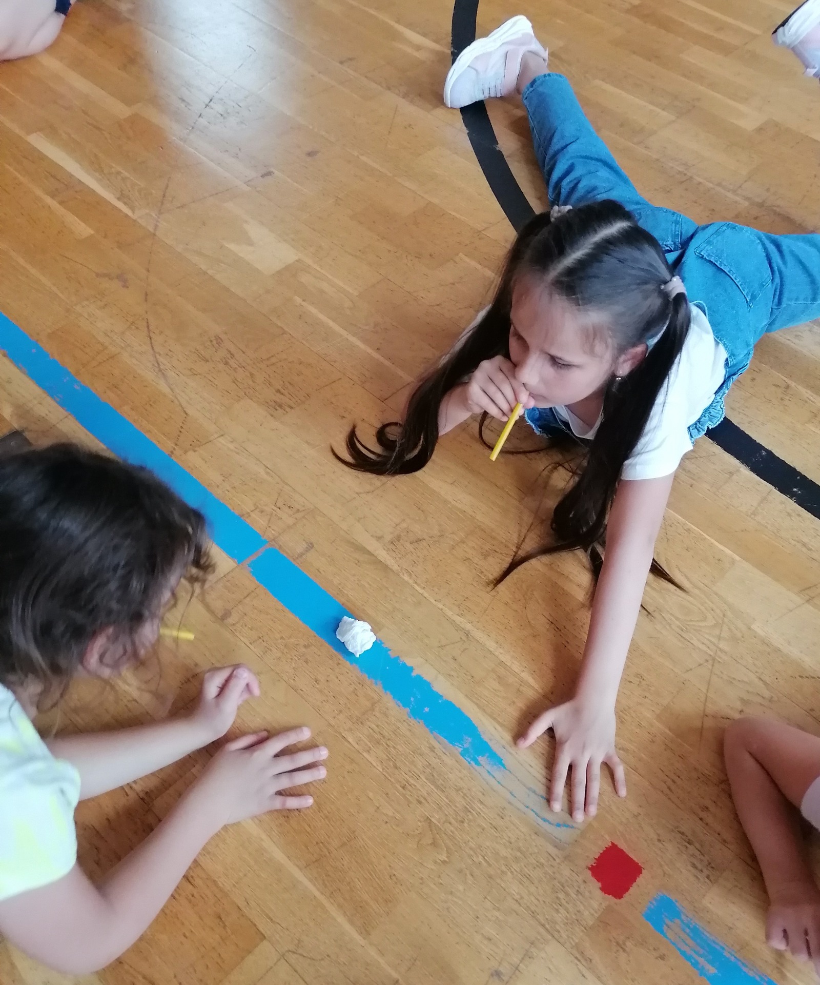 Foukací fotbálek s papírovou kuličkou