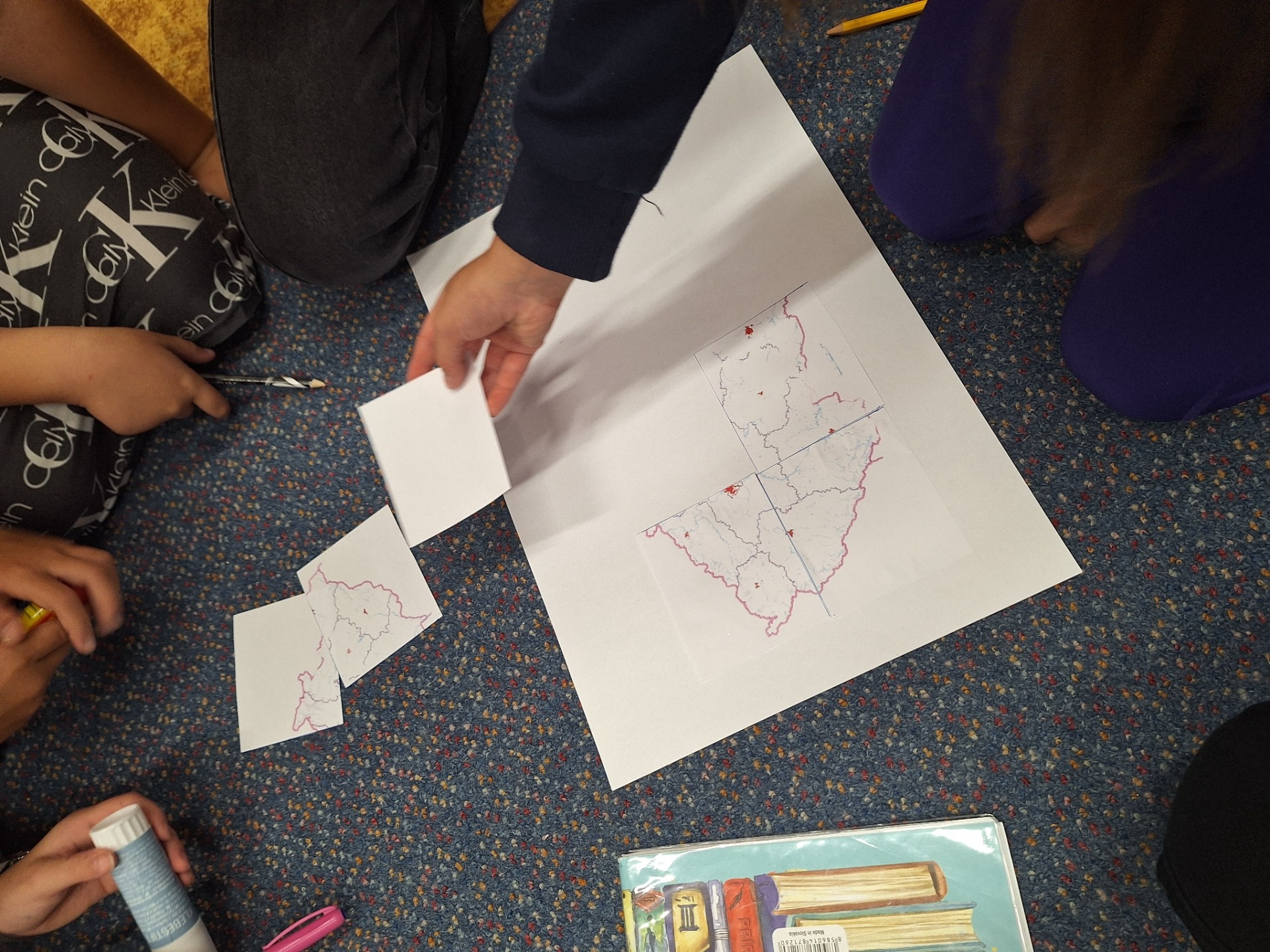 Pečlivě slepujeme mapu