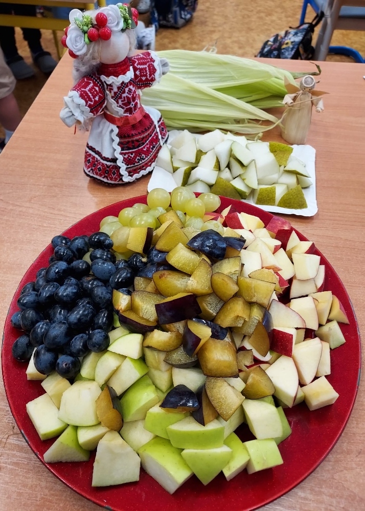 Ochutnávka je vždycky oblíbená. A podzimní panenka motanka dohlíží.