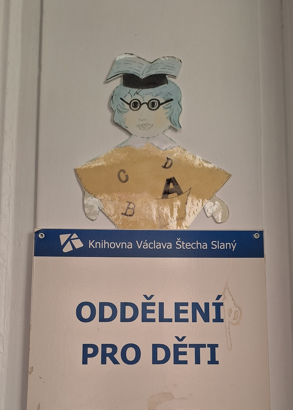 A bydlí v ní Skřítek Knihovníček